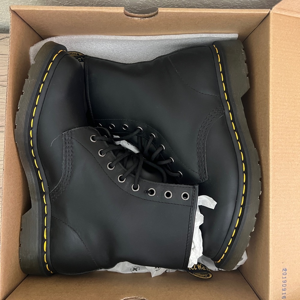 NIB Dr. Martens 1460 Boots
